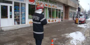 Intervenție la înălțime a pompierilor din Baia Mare pentru a da jos tencuiala care stătea să cadă de pe un bloc