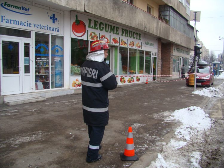 Intervenție la înălțime a pompierilor din Baia Mare pentru a da jos tencuiala care stătea să cadă de pe un bloc