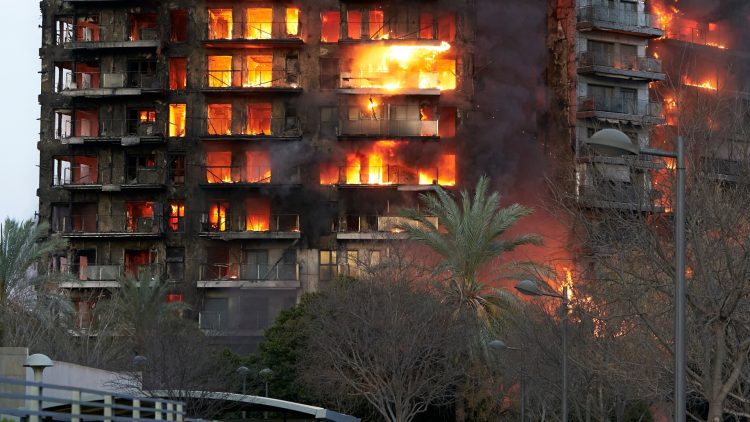 Tragedie la Valencia! Un incendiu devastator a distrus un bloc de locuinţe. Administratorul clădirii este o româncă