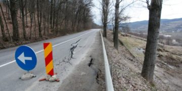 Alunecare de teren pe DN 18 în Maramureș: Traficul afectat pe un singur sens