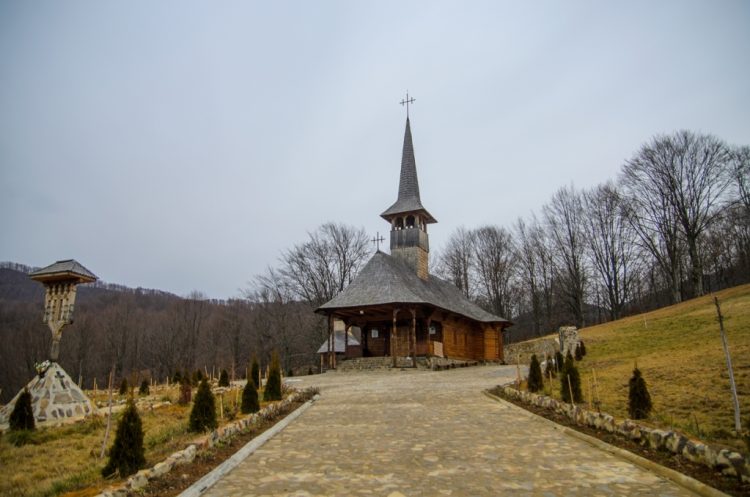 Reuniunea anuală a preoților organizatori de activități pentru tineri se va desfăşura la Schitul Luna Șes