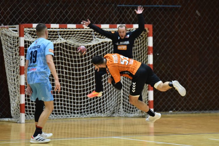 Minaur se califică în sferturile de finală cu două victorii la scor