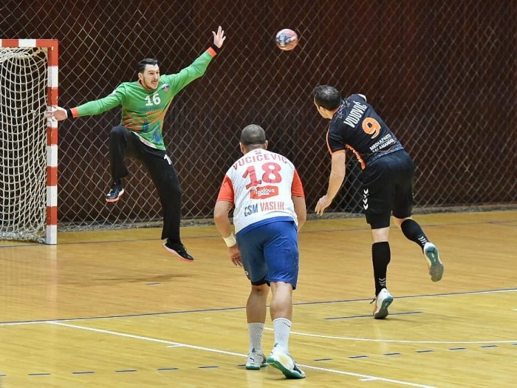 Minaur acumulează trei puncte și își consolidează locul pe podium