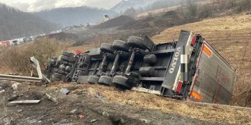 Încă o tragedie pe şosea. Doi bărbaţi au murit după ce duba în care se aflau a intrat pe contrasens şi s-a izbit de un TIR