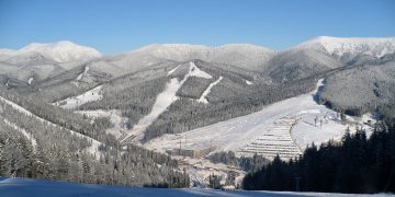 Distracție în timp de război: Mulți români merg la schi în Ucraina. Condiții de 5 stele la Bukovel