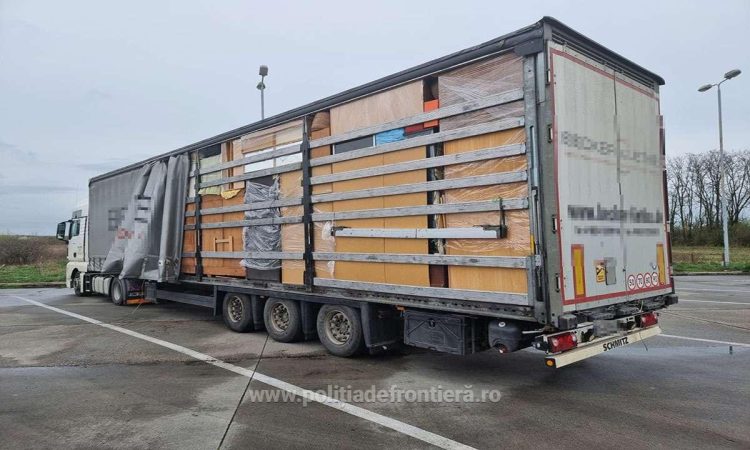Peste 13.500 de kg de mobilier second-hand și saltele uzate, oprite la intrarea în ţară