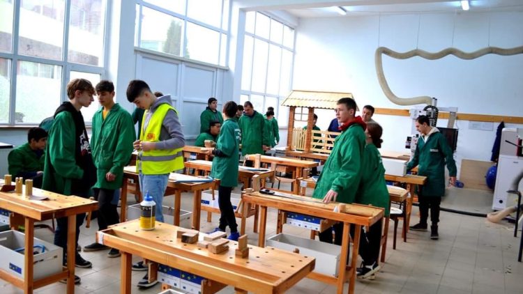 Caravana meseriilor. Elevi de la mai multe şcoli gimnaziale, în vizită la Liceul Tehnologic Forestier şi Liceul Tehnologic „Marmația” din Sighet