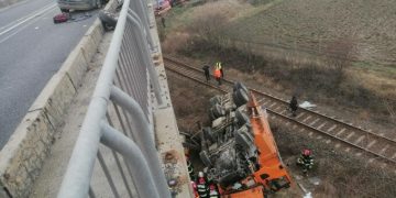 Accident șocant, cu 3 morți, pe DN1. Un camion a trecut peste o mașină și a căzut de pe pod