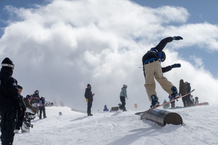 Snowboarding. Băimăreanul Patric Iluţ, locul I la circuitul internațional Barton Mystery Series din Austria