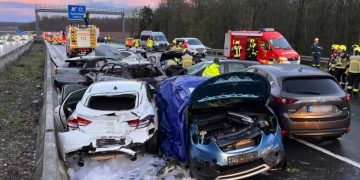 Accident teribil în Germania. Ciocnire în lanţ, cu implicarea a 40 de maşini
