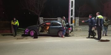 ACTUALIZARE: Beat și cu permisul suspendat, a intrat cu mașina într-un stâlp de electricitate. VIDEO