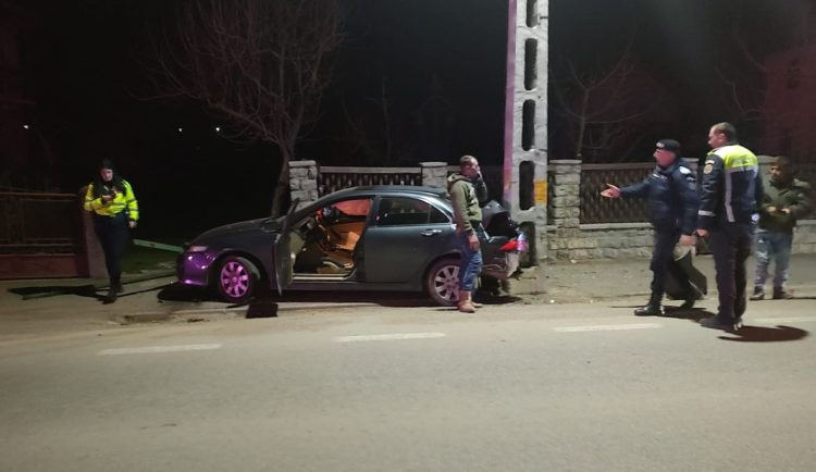 ACTUALIZARE: Beat și cu permisul suspendat, a intrat cu mașina într-un stâlp de electricitate. VIDEO