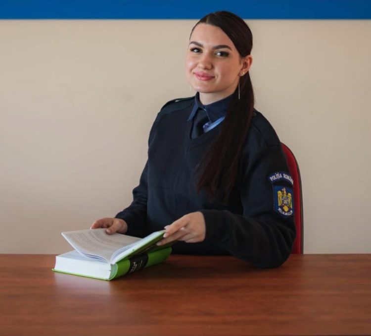 Femeia în uniforma de poliţie. „Am ales cu sufletul”, spune Anca Suciu, studentă la Academia de Poliție