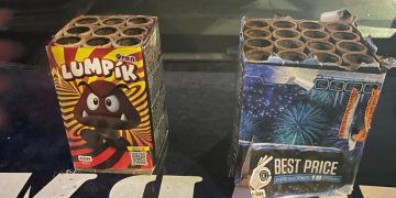 Un bărbat care proiecta artificii, de ziua soţiei sale, într-un sens giratoriu din Baia Mare, oprit de jandarmi