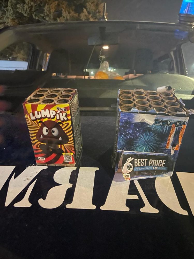 Un bărbat care proiecta artificii, de ziua soţiei sale, într-un sens giratoriu din Baia Mare, oprit de jandarmi