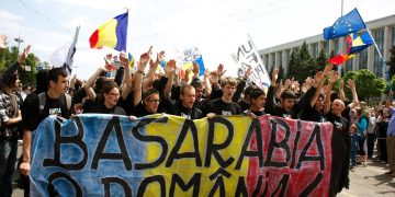 ȚARA LUI PAPURĂ VODĂ: Un elev din Baia Mare, sancționat cu scăderea notei la purtare pentru că a adus la școală stikere cu „Basarabia e România”