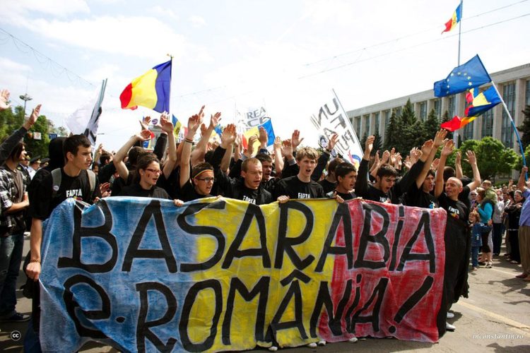ȚARA LUI PAPURĂ VODĂ: Un elev din Baia Mare, sancționat cu scăderea notei la purtare pentru că a adus la școală stikere cu „Basarabia e România”