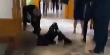 Un elev de clasa a VIII-a și-a bătut diriginta în școală, cu pumnii și picioarele. ROMÂNIA EDUCATĂ