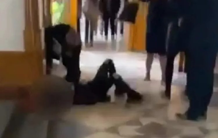 Un elev de clasa a VIII-a și-a bătut diriginta în școală, cu pumnii și picioarele. ROMÂNIA EDUCATĂ