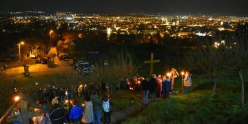 Calea Crucii lui Isus, procesiune cu torţe sâmbătă, 23 martie