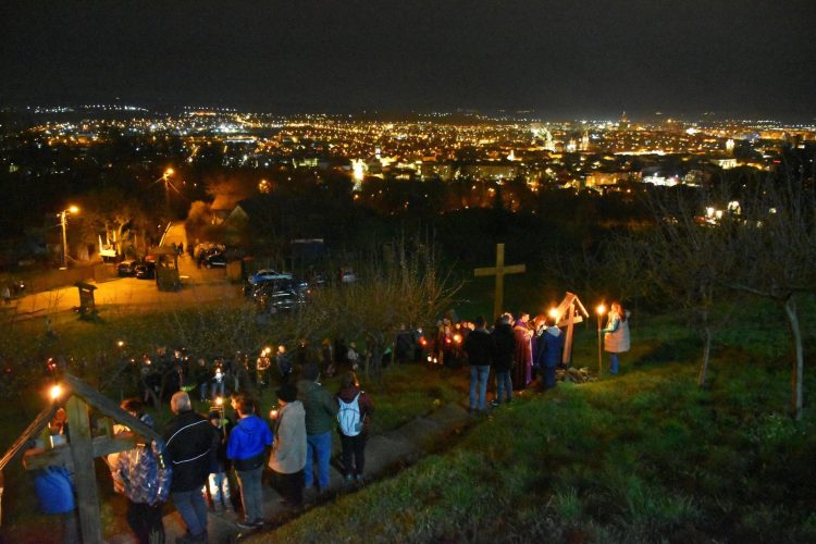 Calea Crucii lui Isus, procesiune cu torţe sâmbătă, 23 martie
