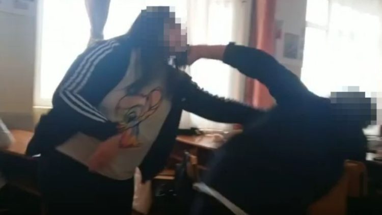 ROMÂNIA EDUCATĂ: Doi profesori de sport s-au luat la bătaie la școală