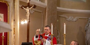 Mesajul de Paști al episcopului romano-catolic PS Eugen Schönberger: „Aprindeți lumânările speranței și aduceți în lume credința și bucuria Paștelui!”