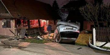 Accident grav în Tăuții de Sus. A lovit un podeț și a plonjat în curtea unei case