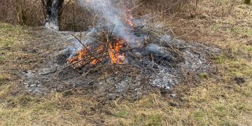Tradiția incendiilor de primăvară în Maramureș se confruntă cu amenzi de până la 15.000 de lei