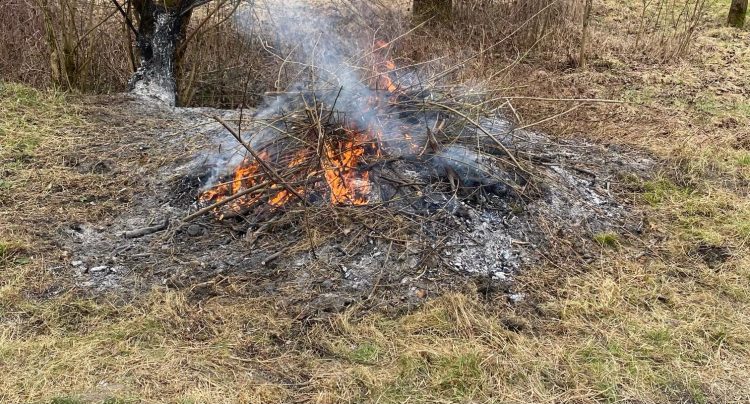 Tradiția incendiilor de primăvară în Maramureș se confruntă cu amenzi de până la 15.000 de lei