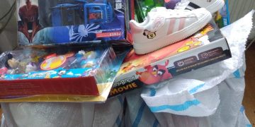 Articole vestimentare şi jucării contrafăcute ridicate de polițiști de la trei societăți comerciale din Baia Mare