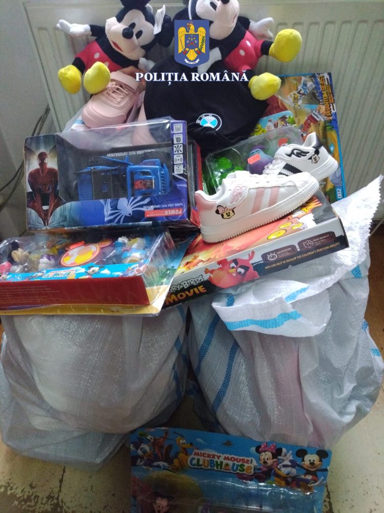 Articole vestimentare şi jucării contrafăcute ridicate de polițiști de la trei societăți comerciale din Baia Mare