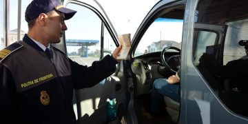 Șofer de 18 ani, fără permis și cu număr de înmatriculare fals, depistat la Borșa de polițiștii de frontieră