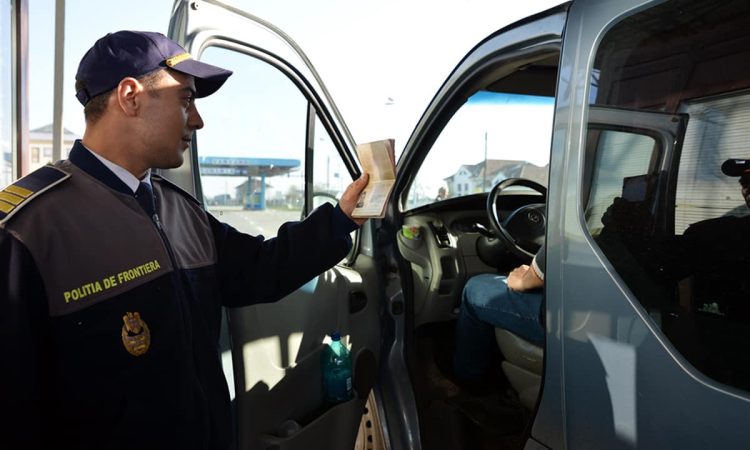 Șofer de 18 ani, fără permis și cu număr de înmatriculare fals, depistat la Borșa de polițiștii de frontieră