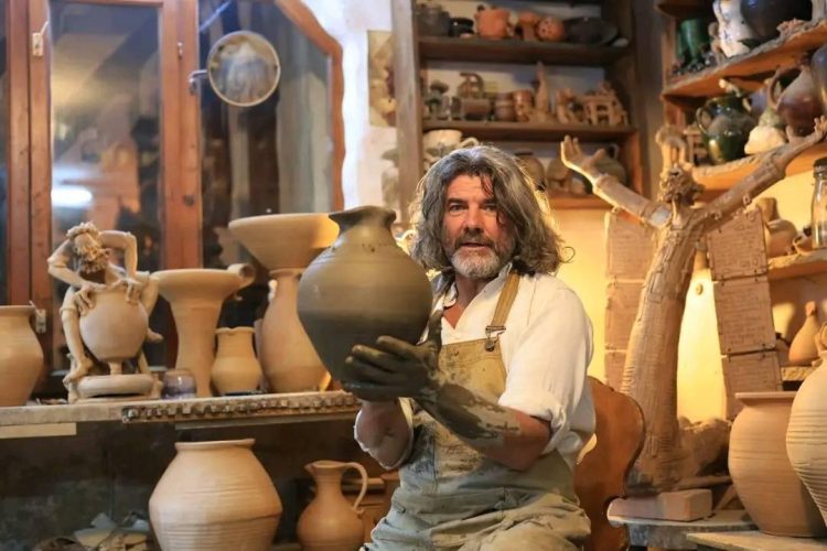 Explorând arta olăritului și modelajului: Tabăra pentru adulți începători