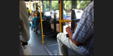 OAMENI FĂRĂ INIMĂ: O mamă plânge pentru copilul ei, bătut chiar în ziua de 8 martie