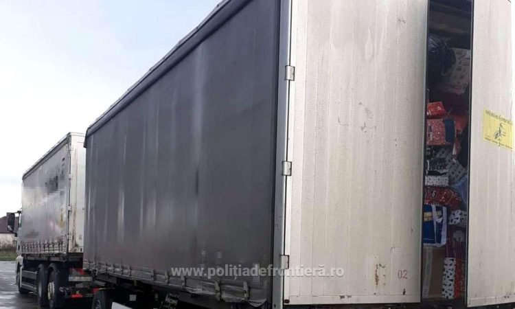 Aproximativ 7.000 de kg de textile second-hand, oprite la intrarea în ţară