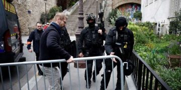 Panică la Paris! Un bărbat a amenințat că se aruncă în aer