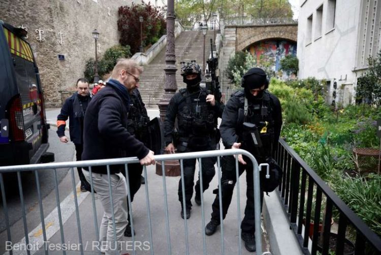 Panică la Paris! Un bărbat a amenințat că se aruncă în aer