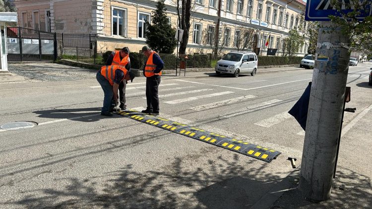 Anunţ important pentru vişeuani. Se montează limitatoare de viteză pe 10 străzi din Vişeu de Sus