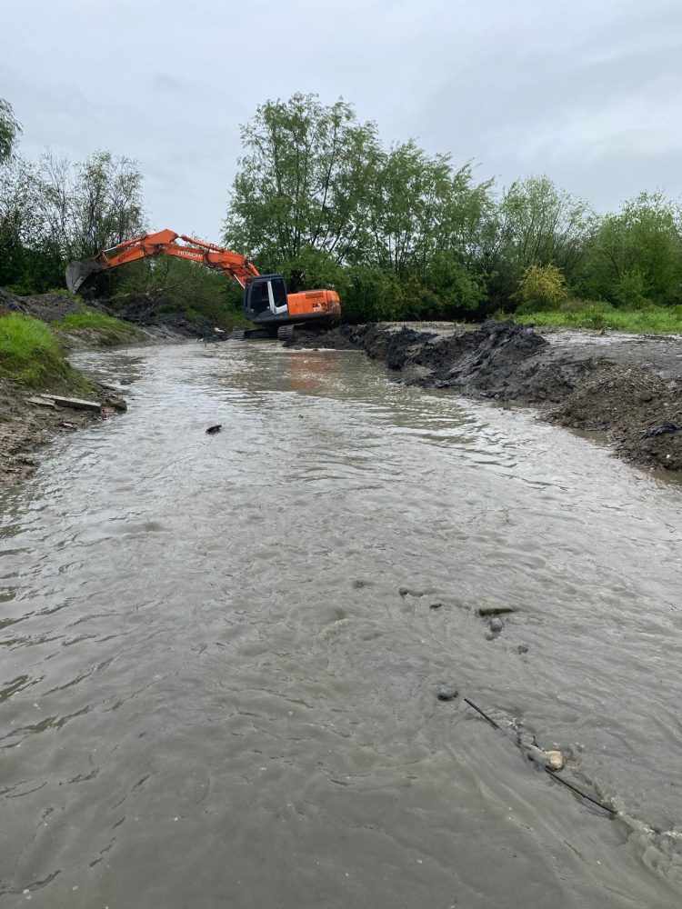 Lucrări pe râul Rona la Sighetu Marmației, în zona de confluență cu Iza