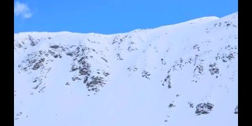 Schioare surprinsă de avalanşă în Munţii Rodnei; aceasta a scăpat cu viaţă