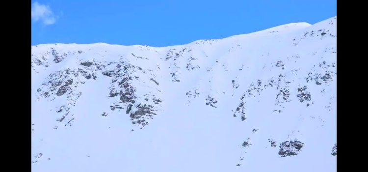 Schioare surprinsă de avalanşă în Munţii Rodnei; aceasta a scăpat cu viaţă