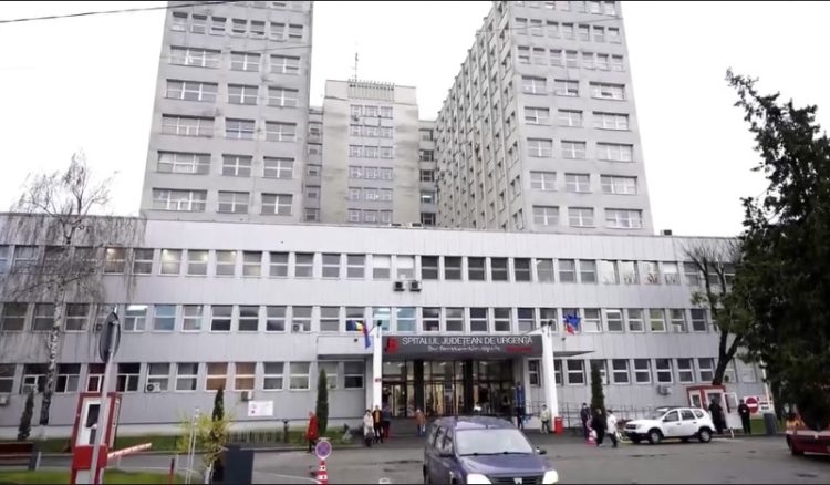 Incident șocant în parcarea Spitalului Județean din Baia Mare: Un șofer a  amenințat paznicul cu cuțitul