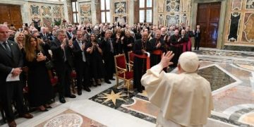 Papa Francisc îndeamnă membrii asociației ”Papal Foundation” să redescopere rugăciunea de adorație