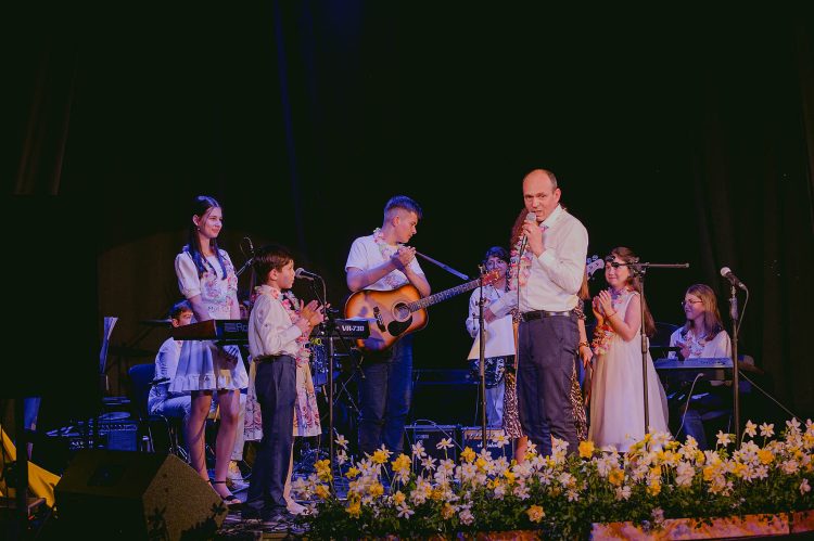 100 de ore de terapie dăruite copiilor autiști în urma concertului caritabil „Am un prieten Autist”