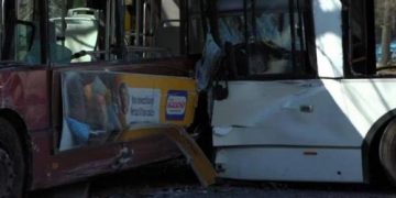 Un mort și un rănit grav după un accident între o mașină și un TIR