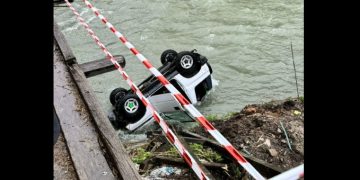 O tânără de 18 ani a ajuns la spital după ce a plonjat cu maşina în râul Ruscova