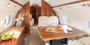 Lux până la capăt! Nu-i suportă în avion! Jupânul și-a trimis miniștri cu alte avioane!