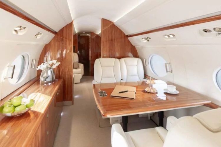 Lux până la capăt! Nu-i suportă în avion! Jupânul și-a trimis miniștri cu alte avioane!